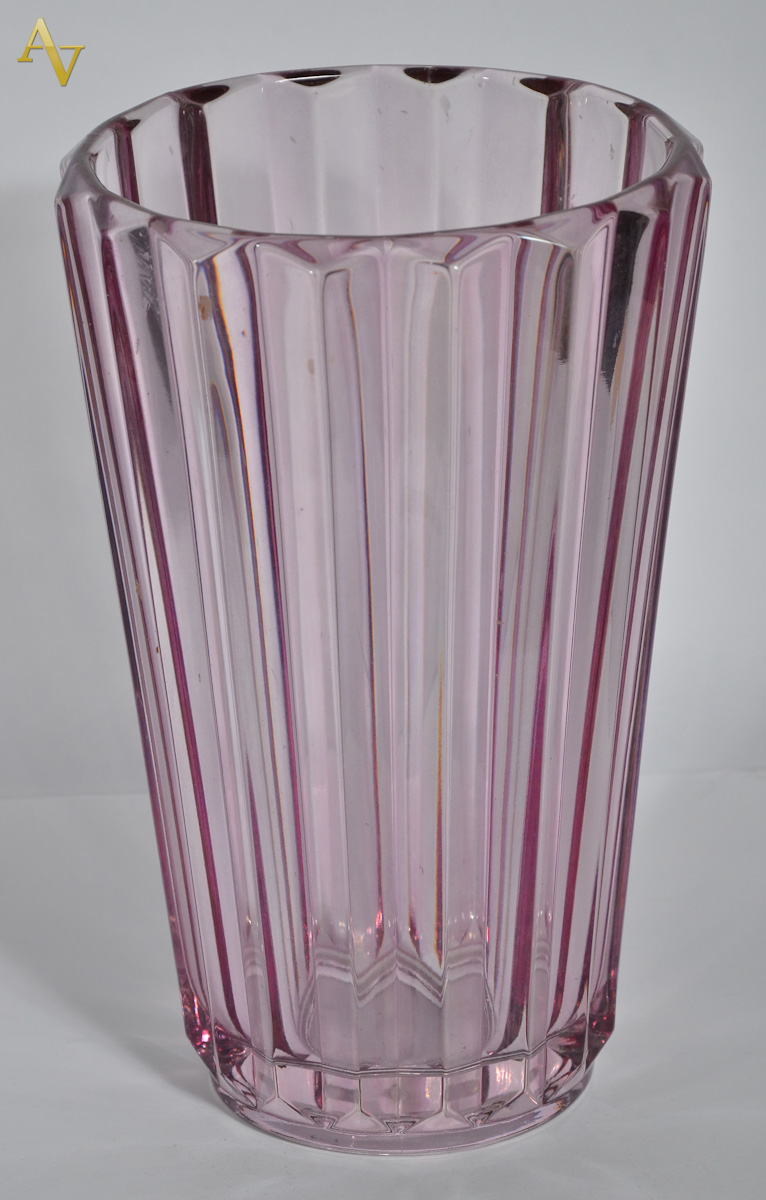 Vaso de cristal europeu na cor lilás, em gomos. Alt. 26 cm.
