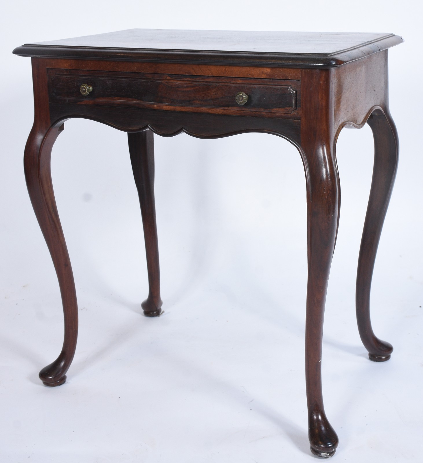 Mesa auxiliar de madeira nobre, estilo Chipendale, com uma gaveta e... - foto 1 de 10
