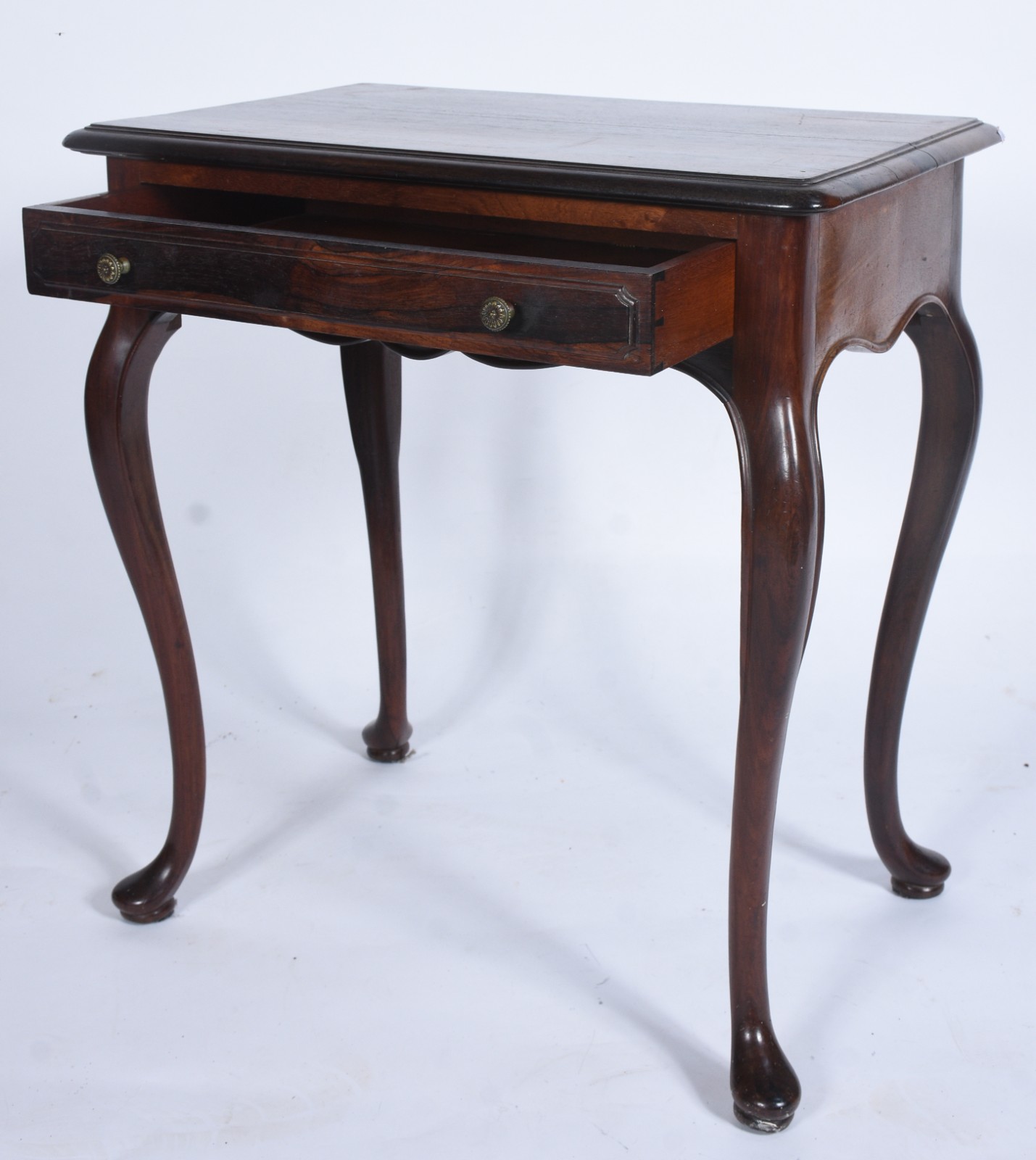 Mesa auxiliar de madeira nobre, estilo Chipendale, com uma gaveta e... - foto 3 de 10