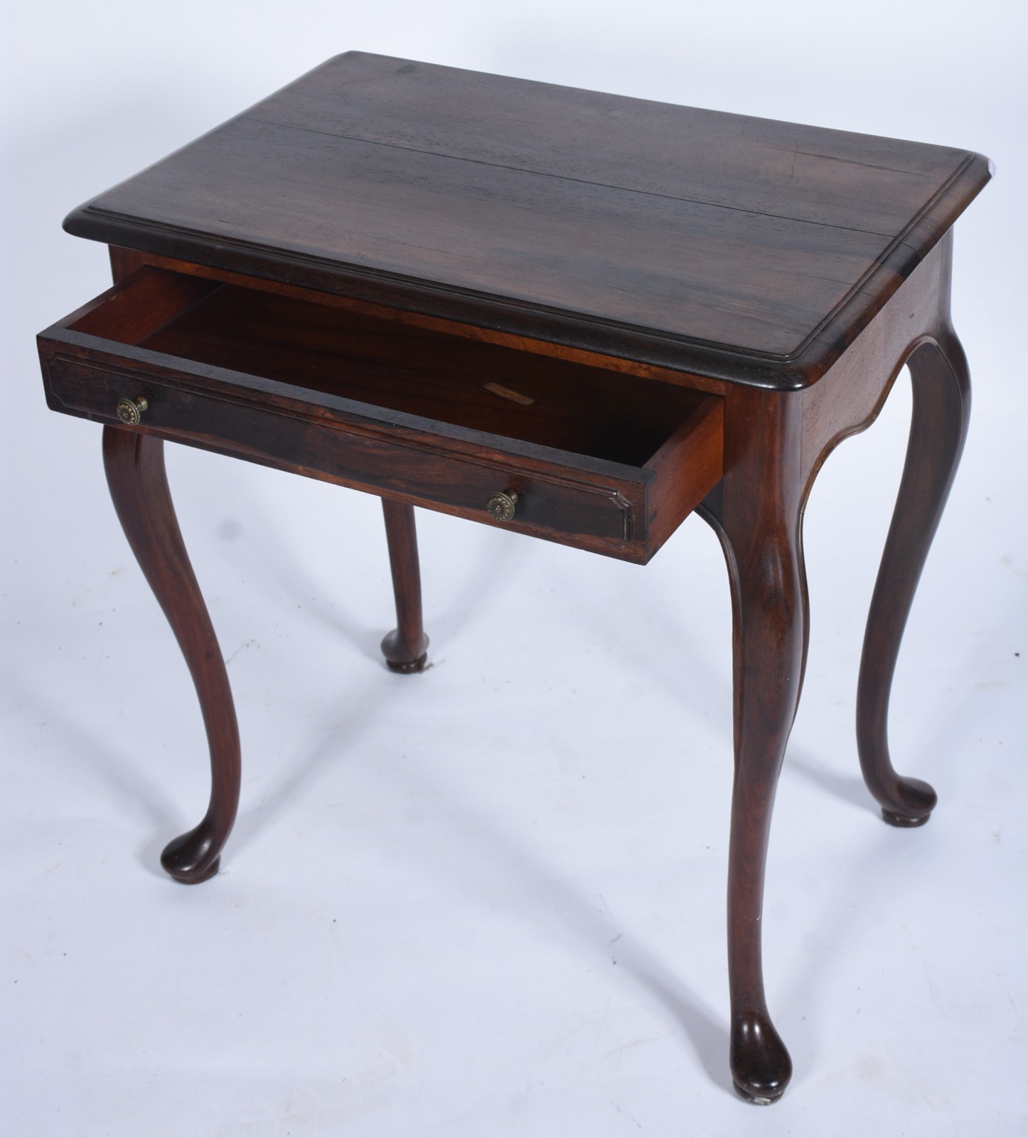 Mesa auxiliar de madeira nobre, estilo Chipendale, com uma gaveta e... - foto 4 de 10
