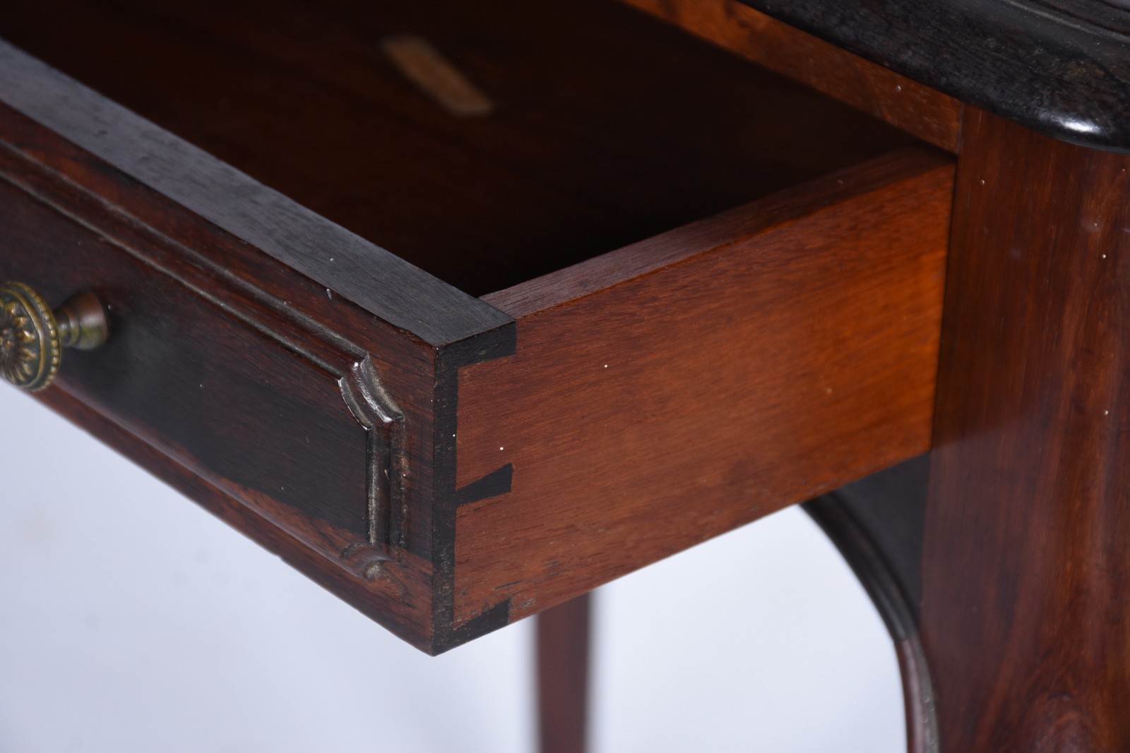 Mesa auxiliar de madeira nobre, estilo Chipendale, com uma gaveta e... - foto 5 de 10