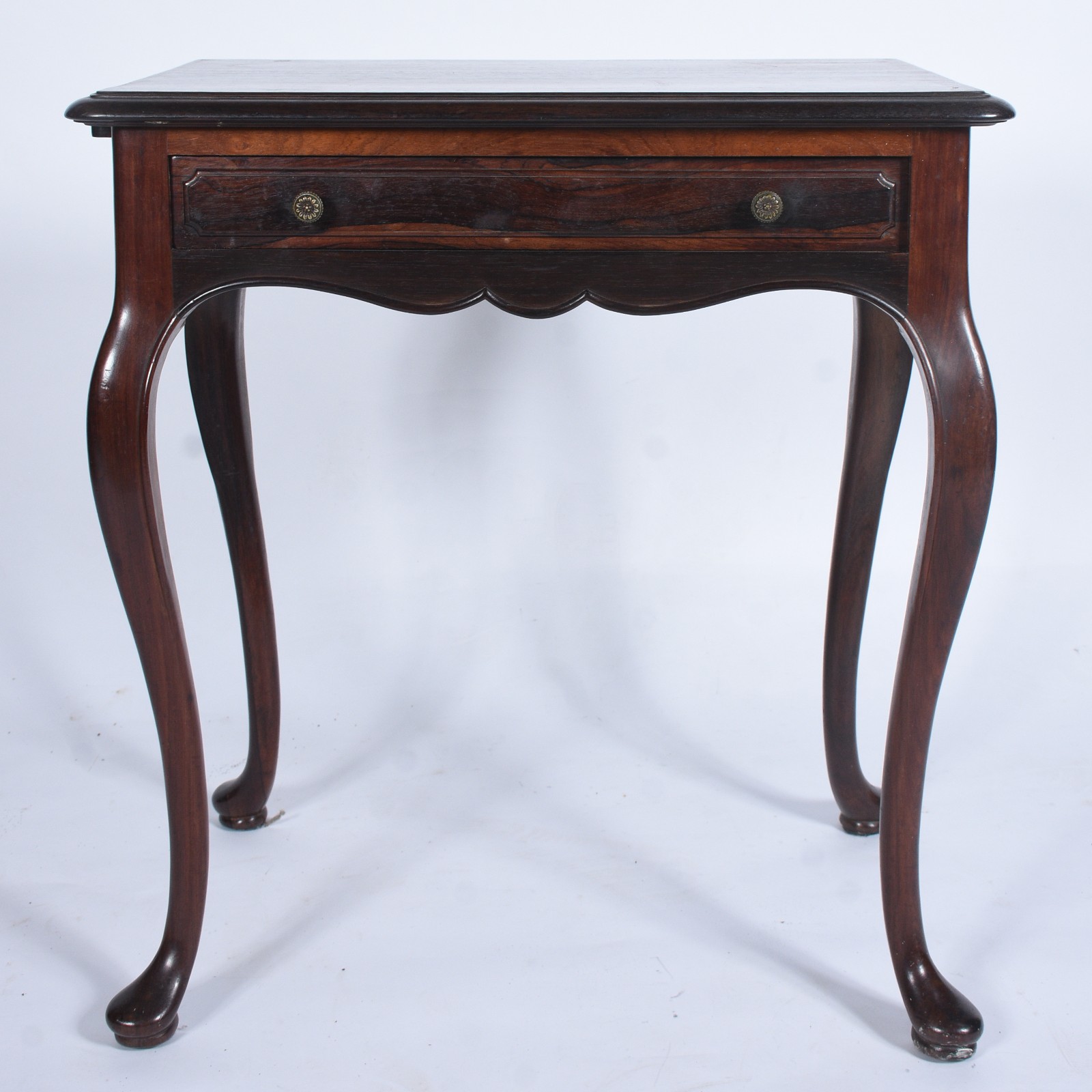 Mesa auxiliar de madeira nobre, estilo Chipendale, com uma gaveta e... - foto 6 de 10