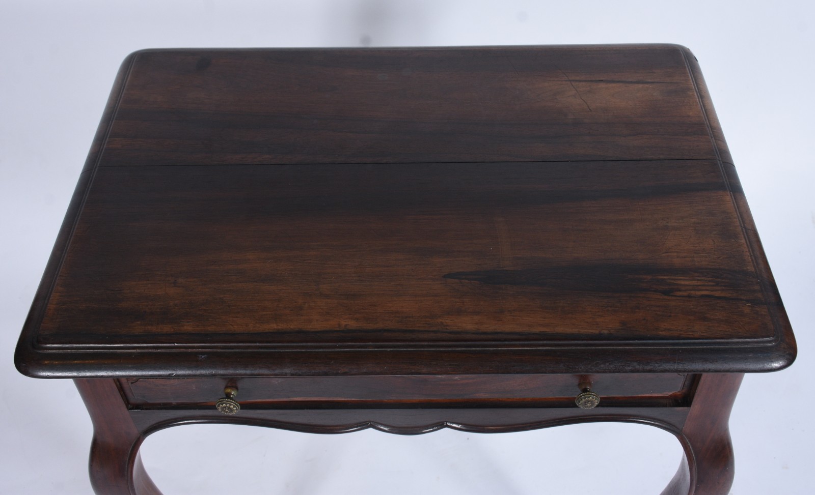 Mesa auxiliar de madeira nobre, estilo Chipendale, com uma gaveta e... - foto 7 de 10