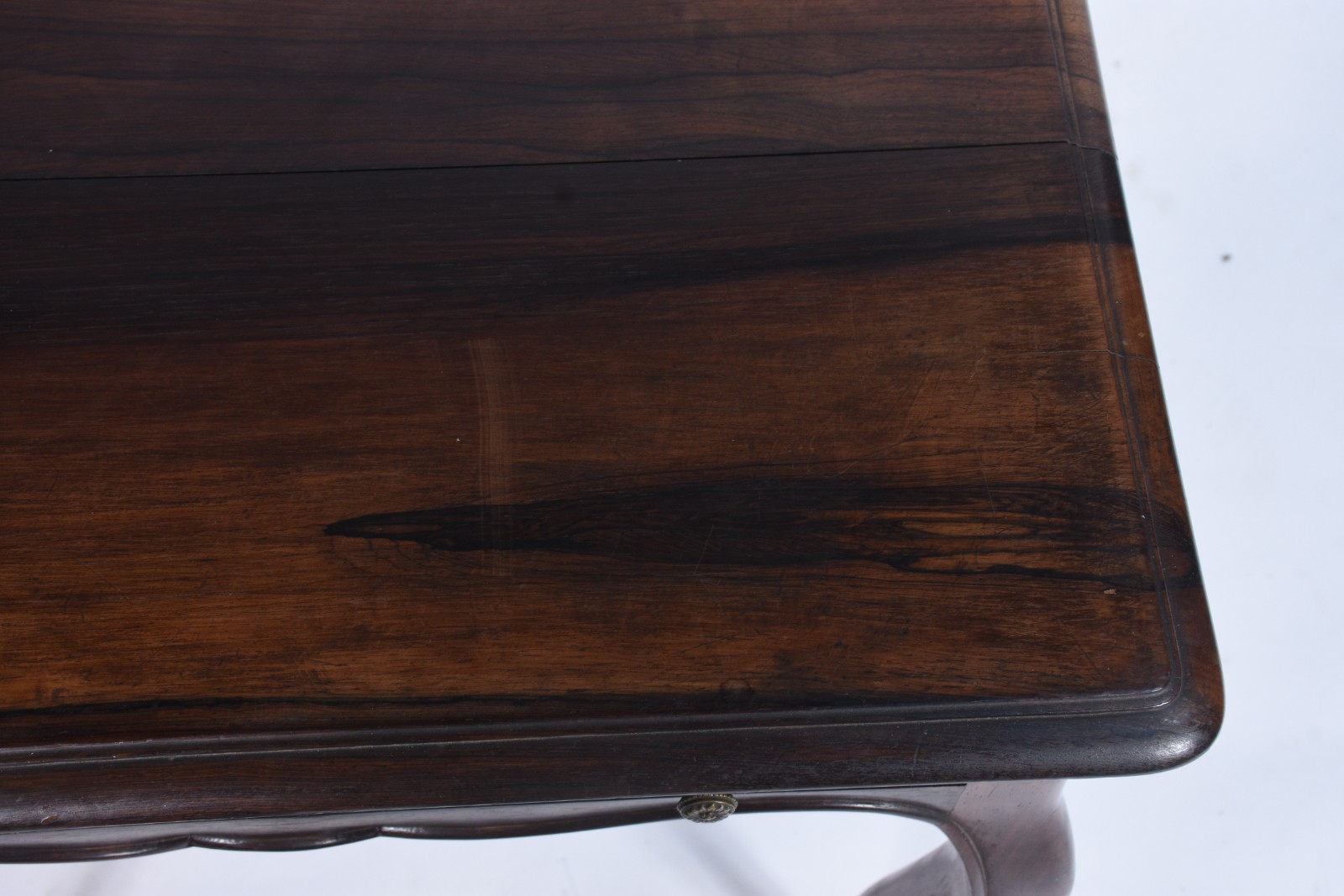 Mesa auxiliar de madeira nobre, estilo Chipendale, com uma gaveta e... - foto 8 de 10