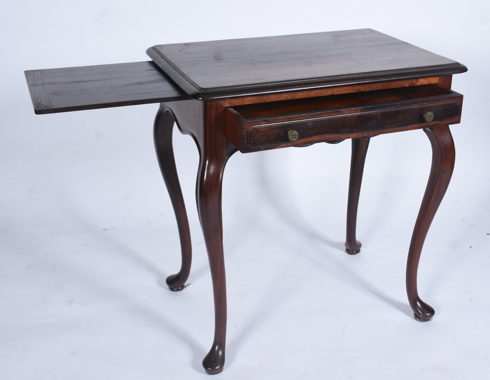 Mesa auxiliar de madeira nobre, estilo Chipendale, com uma gaveta e... - foto 2 de 10