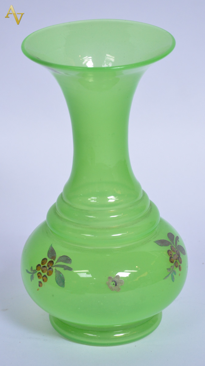 Vaso de opalina verde com folhagem em policromia - Alt. 21cm.