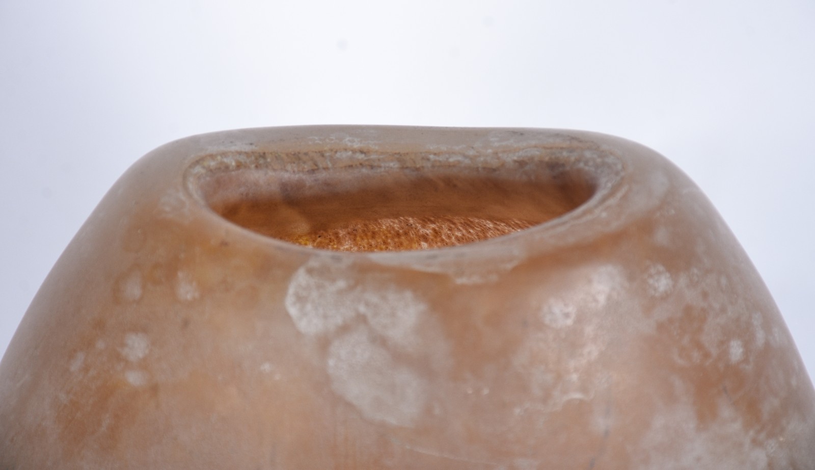 Vaso decorativo de vidro na cor caramelo com partes "envelhecidas"... - foto 4 de 5