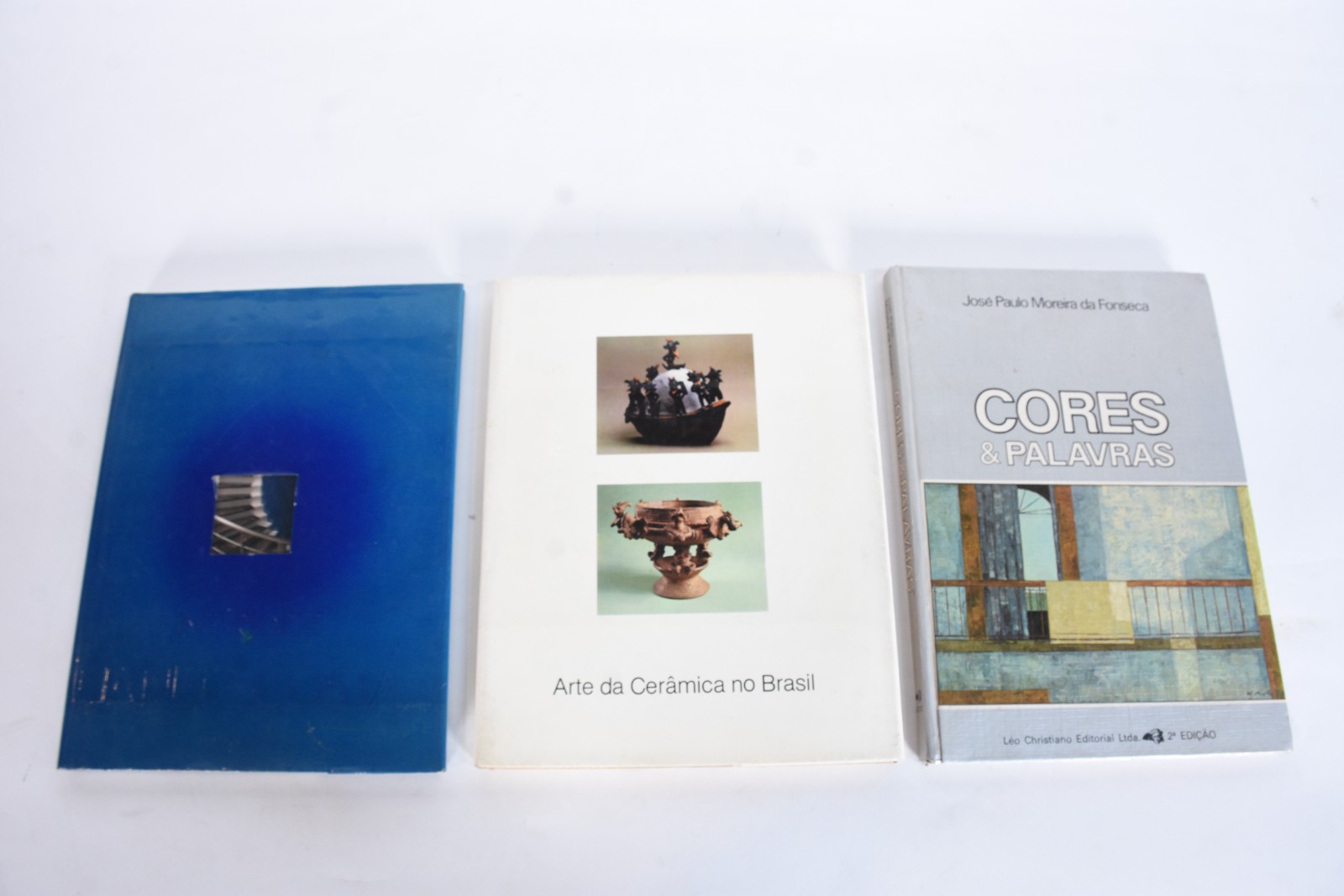 Três livros: A) Arte da Cerâmica Brasil B) Interior - Janete Costa C)... - foto 1 de 5