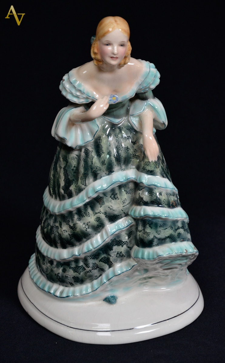 Estatueta emn porcelana Goldschneider, representando jovem com...