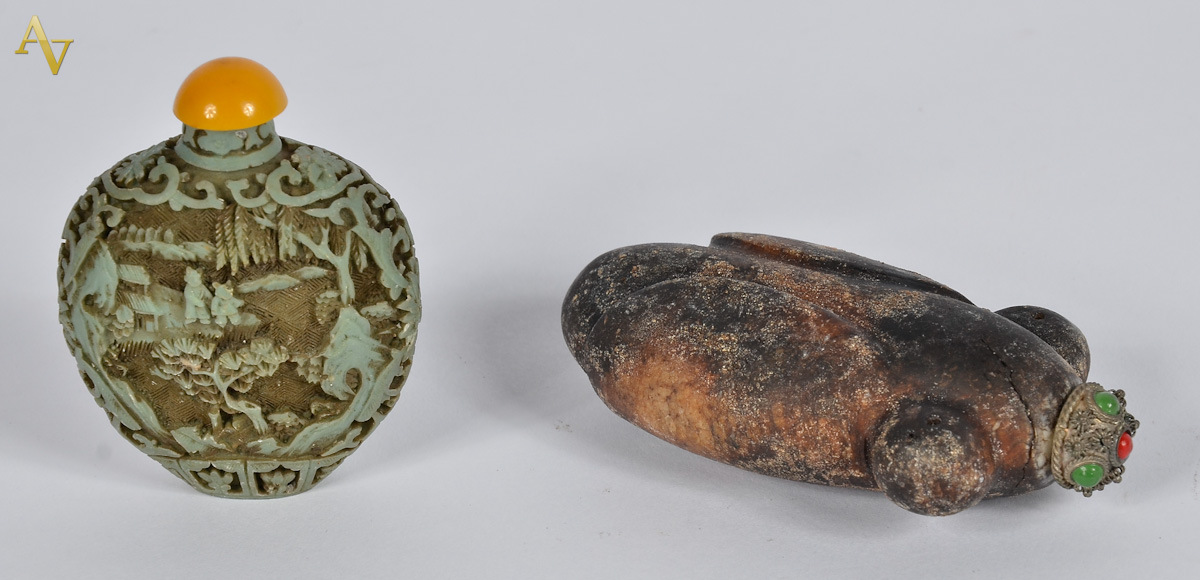 Dois Snuff bottles de pedra -. Alt. 7 e 9 cm.