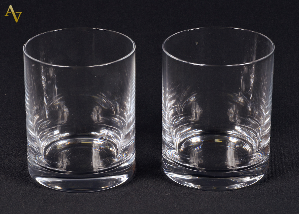 Seis copos curtos para whisky.