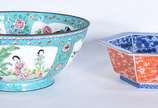 Duas peças orientais, sendo um bowl de metal es... - Duas peças orientais, sendo um bowl de metal esmaltado decorado com gueixas em policromia e outro de porcelana no feitio sextavado. Restauro e d...