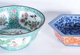 Duas peças orientais, sendo um bowl de metal es... - Duas peças orientais, sendo um bowl de metal esmaltado decorado com gueixas em policromia e outro de porcelana no feitio sextavado. Restauro e d...