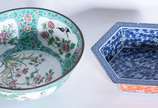 Duas peças orientais, sendo um bowl de metal es... - Duas peças orientais, sendo um bowl de metal esmaltado decorado com gueixas em policromia e outro de porcelana no feitio sextavado. Restauro e d...