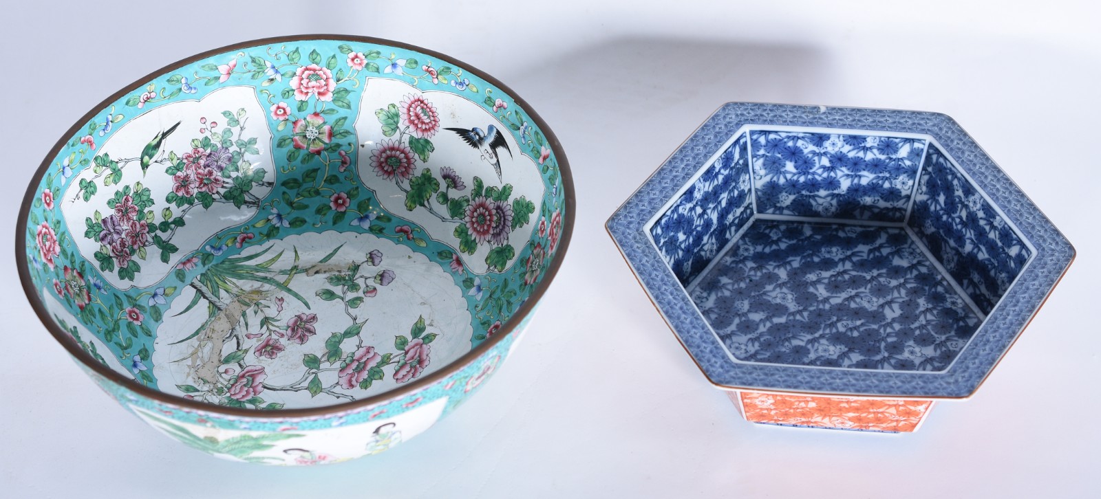Duas peças orientais, sendo um bowl de metal esmaltado decorado com... - foto 3 de 8