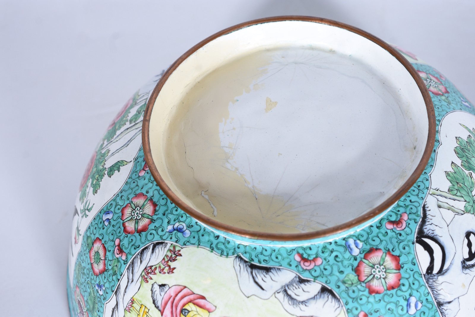 Duas peças orientais, sendo um bowl de metal esmaltado decorado com... - foto 7 de 8