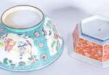 Duas peças orientais, sendo um bowl de metal es... - Duas peças orientais, sendo um bowl de metal esmaltado decorado com gueixas em policromia e outro de porcelana no feitio sextavado. Restauro e d...