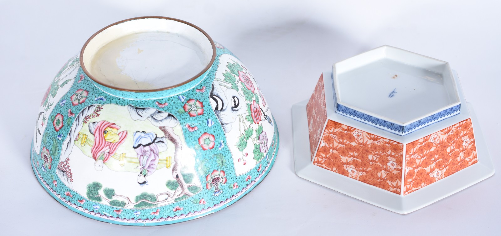 Duas peças orientais, sendo um bowl de metal esmaltado decorado com... - foto 8 de 8