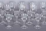 Conjunto de cristal lavrado com guirlandas, com... - Conjunto de cristal lavrado com guirlandas, composto de: 8 cálices para vinho do Porto e 9 para licor. Total: 17 peças.