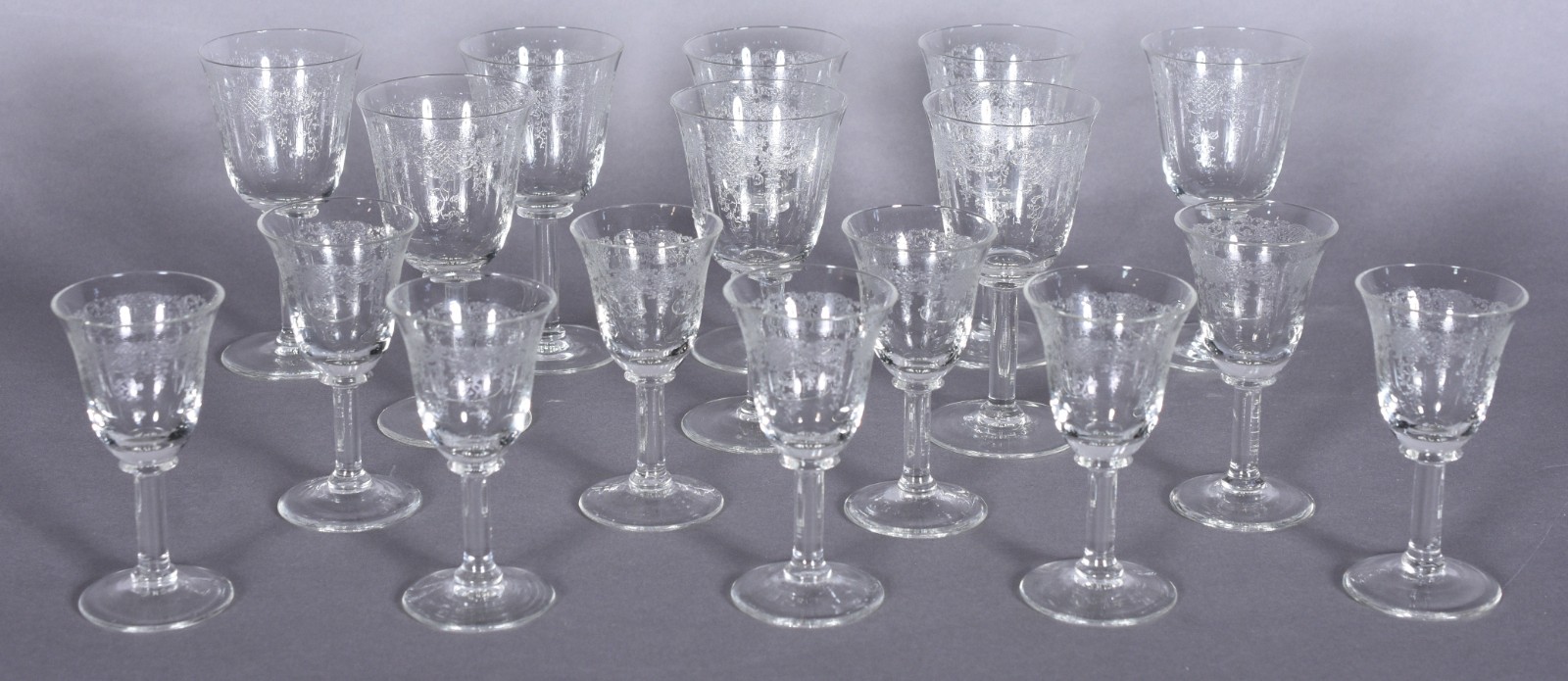 Conjunto de cristal lavrado com guirlandas, composto de: 8 cálices... - foto 1 de 6