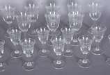 Conjunto de cristal lavrado com guirlandas, com... - Conjunto de cristal lavrado com guirlandas, composto de: 8 cálices para vinho do Porto e 9 para licor. Total: 17 peças.