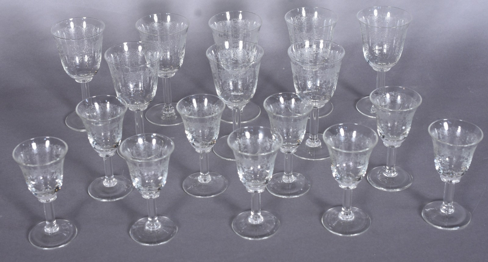 Conjunto de cristal lavrado com guirlandas, composto de: 8 cálices... - foto 2 de 6