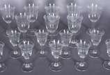 Conjunto de cristal lavrado com guirlandas, com... - Conjunto de cristal lavrado com guirlandas, composto de: 8 cálices para vinho do Porto e 9 para licor. Total: 17 peças.
