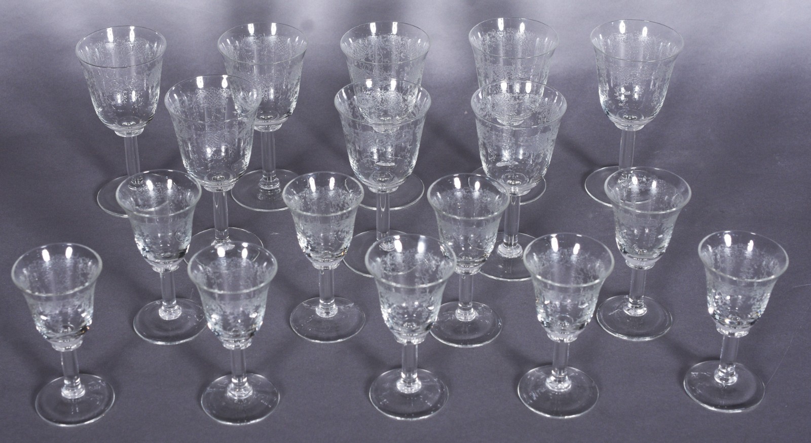 Conjunto de cristal lavrado com guirlandas, composto de: 8 cálices... - foto 3 de 6