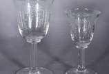 Conjunto de cristal lavrado com guirlandas, com... - Conjunto de cristal lavrado com guirlandas, composto de: 8 cálices para vinho do Porto e 9 para licor. Total: 17 peças.