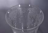 Conjunto de cristal lavrado com guirlandas, com... - Conjunto de cristal lavrado com guirlandas, composto de: 8 cálices para vinho do Porto e 9 para licor. Total: 17 peças.