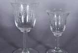 Conjunto de cristal lavrado com guirlandas, com... - Conjunto de cristal lavrado com guirlandas, composto de: 8 cálices para vinho do Porto e 9 para licor. Total: 17 peças.