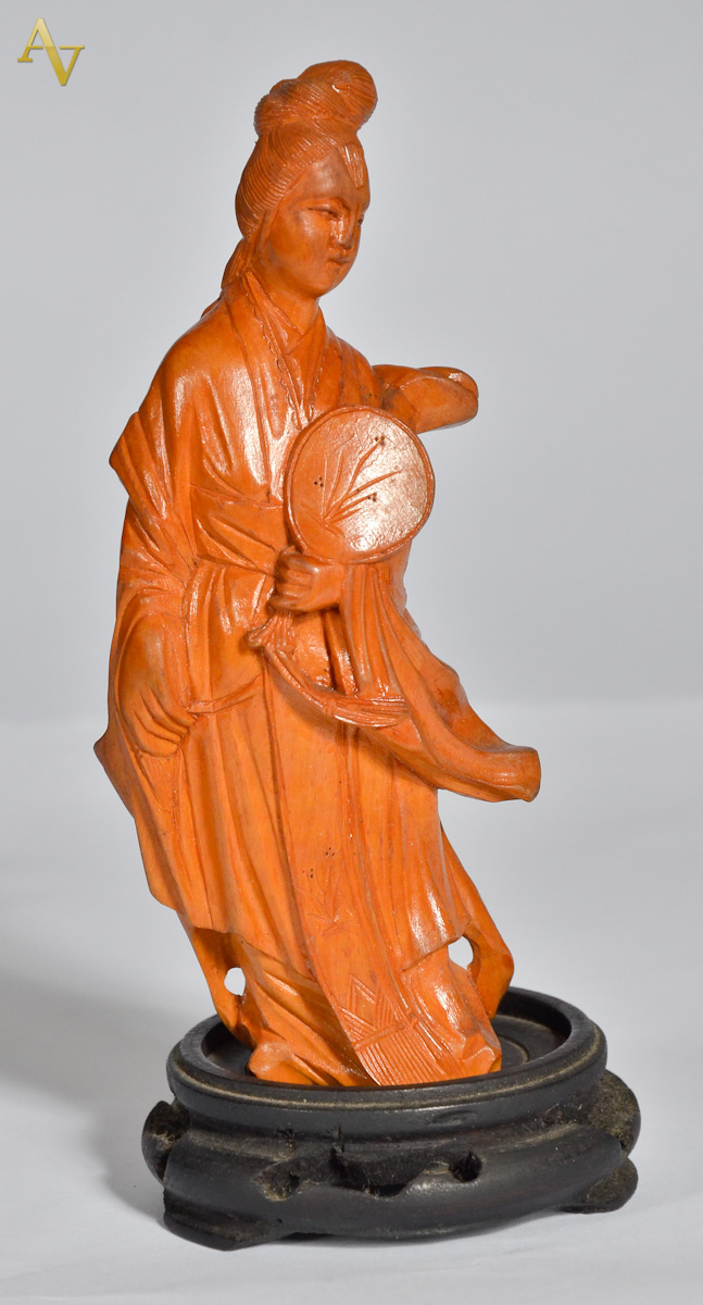 Estatueta oriental de Teka representando gueixa. Alt. total: 18 cm.