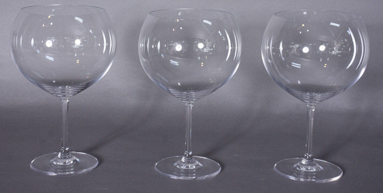 Três grandes taças para vinho de cristal liso. Marcas do fabricante. - foto 1 de 3