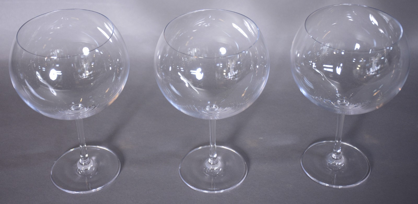 Três grandes taças para vinho de cristal liso. Marcas do fabricante. - foto 2 de 3
