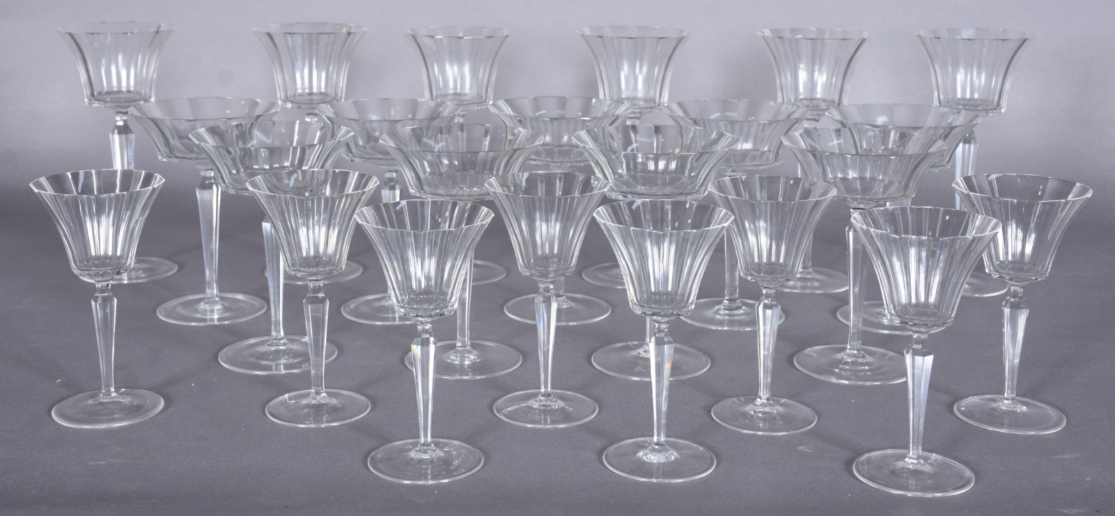 Serviço de cristal facetado, composto de: 6 taças para vinho tinto, 9... - foto 1 de 4