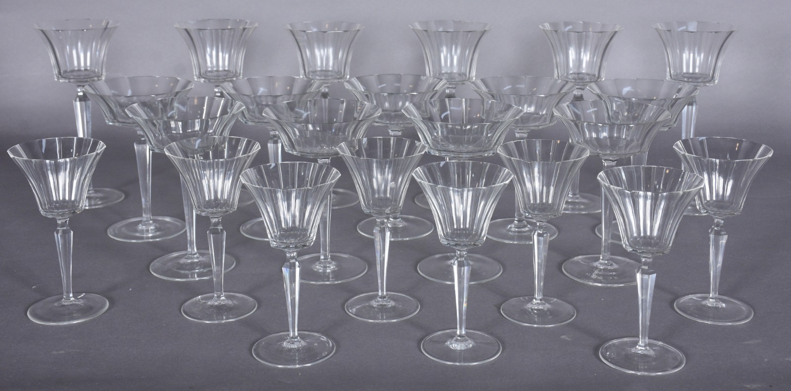 Serviço de cristal facetado, composto de: 6 taças para vinho tinto, 9... - foto 2 de 4