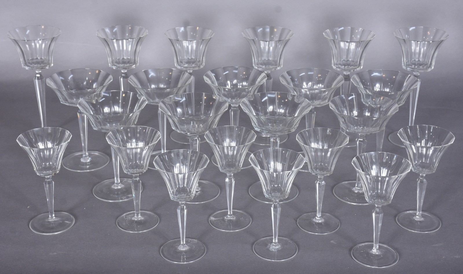 Serviço de cristal facetado, composto de: 6 taças para vinho tinto, 9... - foto 3 de 4