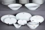 Serviço de jantar, chá e café de porcelana Real... - Serviço de jantar, chá e café de porcelana Real com monograma, composto de: 12 pratos rasos, 12 pratos fundos, 11 de sobremesa, 10 taças de cons...
