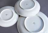 Serviço de jantar, chá e café de porcelana Real... - Serviço de jantar, chá e café de porcelana Real com monograma, composto de: 12 pratos rasos, 12 pratos fundos, 11 de sobremesa, 10 taças de cons...
