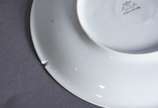 Serviço de jantar, chá e café de porcelana Real... - Serviço de jantar, chá e café de porcelana Real com monograma, composto de: 12 pratos rasos, 12 pratos fundos, 11 de sobremesa, 10 taças de cons...