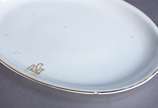 Serviço de jantar, chá e café de porcelana Real... - Serviço de jantar, chá e café de porcelana Real com monograma, composto de: 12 pratos rasos, 12 pratos fundos, 11 de sobremesa, 10 taças de cons...
