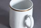 Serviço de jantar, chá e café de porcelana Real... - Serviço de jantar, chá e café de porcelana Real com monograma, composto de: 12 pratos rasos, 12 pratos fundos, 11 de sobremesa, 10 taças de cons...