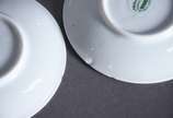 Serviço de jantar, chá e café de porcelana Real... - Serviço de jantar, chá e café de porcelana Real com monograma, composto de: 12 pratos rasos, 12 pratos fundos, 11 de sobremesa, 10 taças de cons...