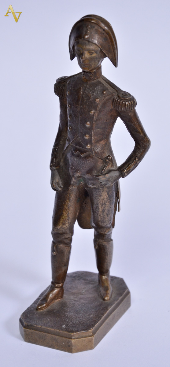 Antiga estatueta de bronze repres.Napoleão. Alt. 18 cm.