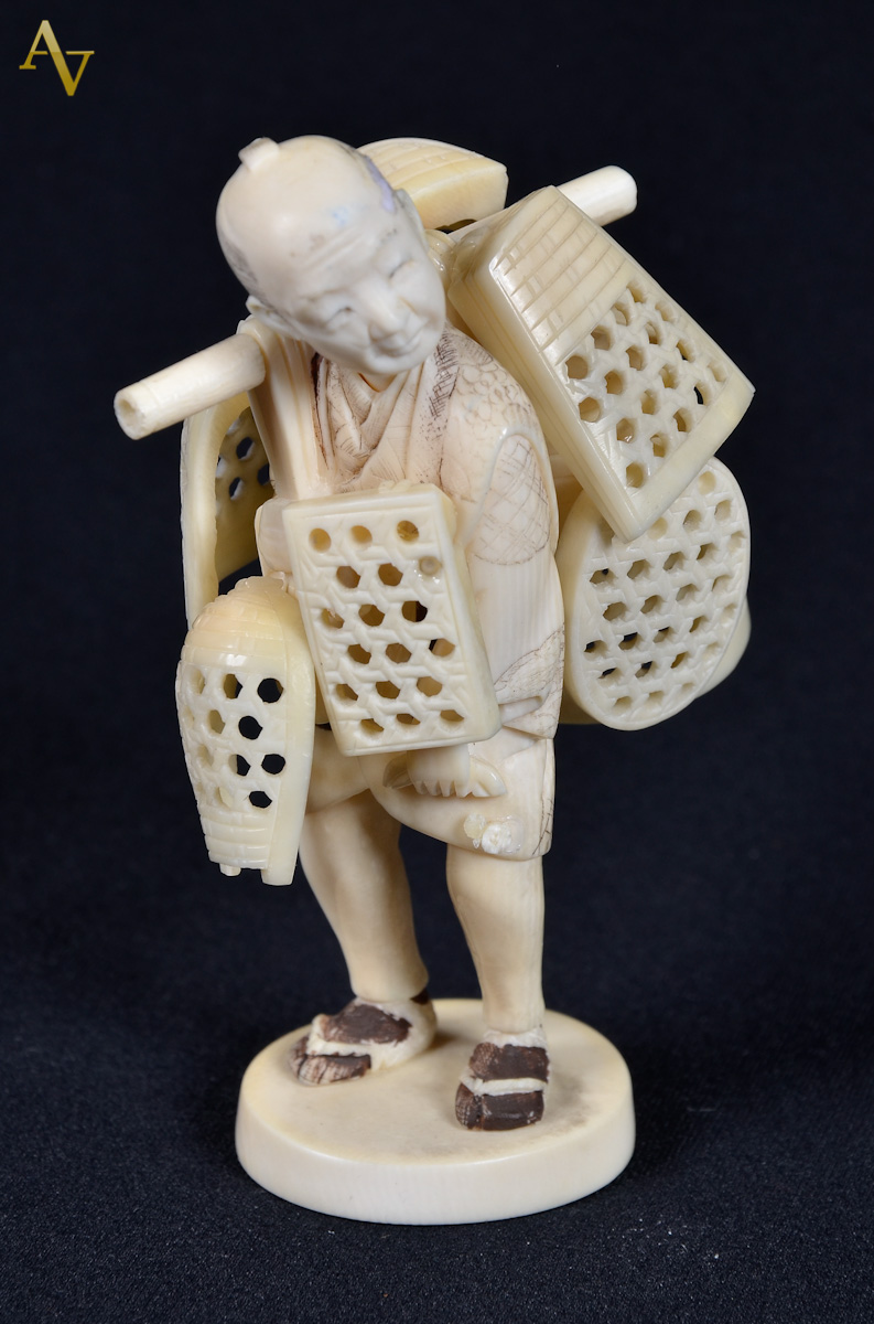 Okinomo de marfim, representando vendedor de peixes. Alt. 10 cm.