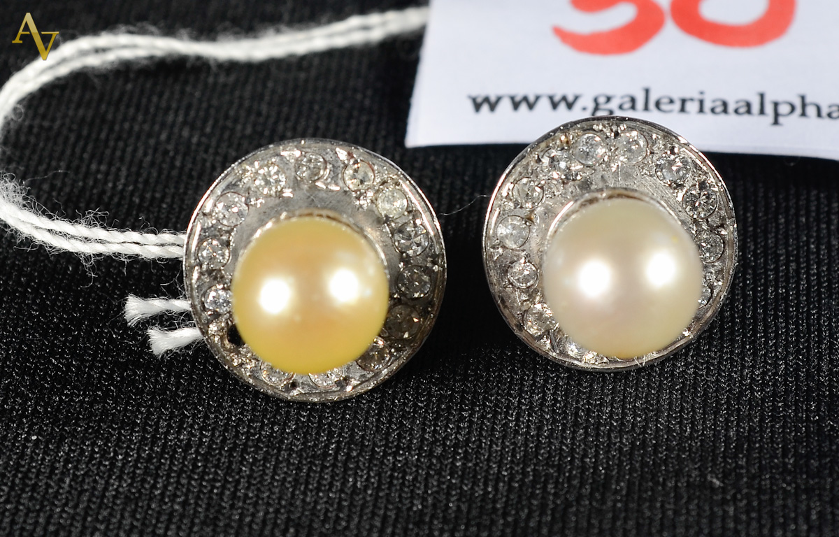 Par de brincos de ouro branco com perolas e brilhante - 4.9gr.