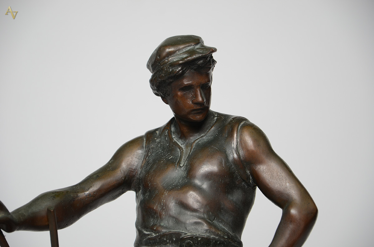 Estatueta de petit bronze representando "Le Travail". Altura... - foto 2 de 4