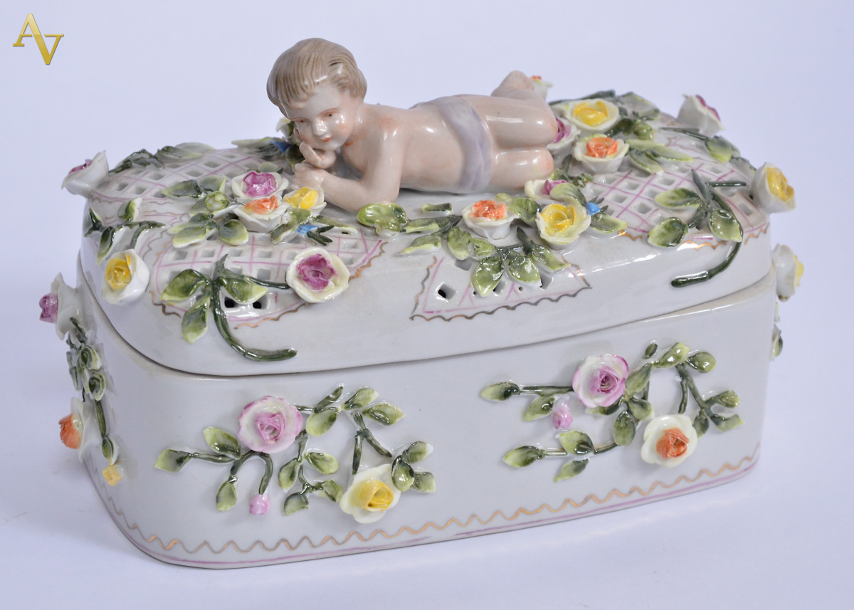 Caixa de porcelana européia com figura infantil na tampa, vazados e...