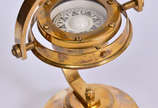 Bússola marinha de metal dourado. Alt. 22 cm. - Bússola marinha de metal dourado. Alt. 22 cm.