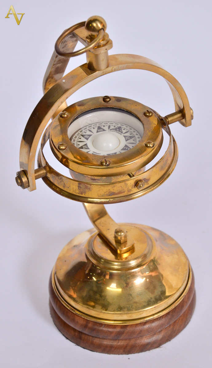 Bússola marinha de metal dourado. Alt. 22 cm.